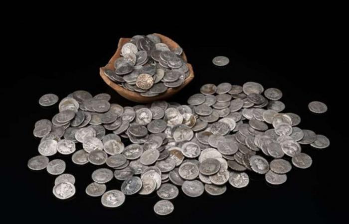 A veritable treasure of 1,400 Roman gold and silver coins discovered in England