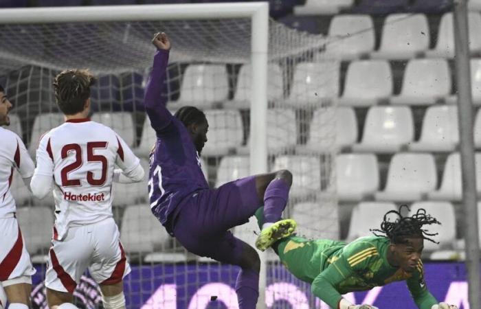 A very strong Beerschot collides with a very strong Matthieu Epolo from Standard