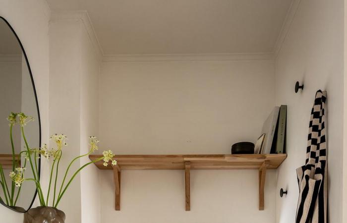 A small 33m2 apartment with mezzanine in beige tones