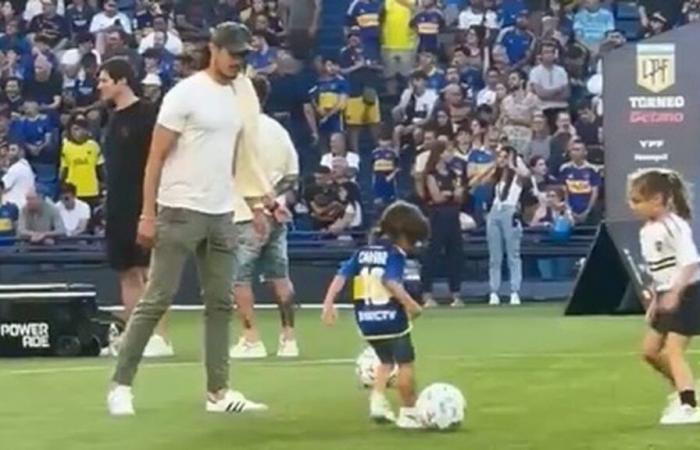 Edinson Cavani and the tender moment playing with his children in La Bombonera after not being able to be in Boca Junior vs Independiente