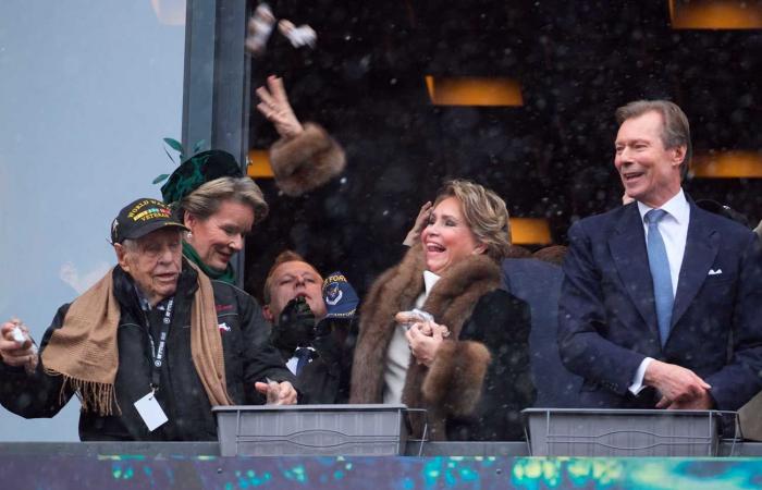 The Belgian royal couple and the grand ducal couple throw nuts in Bastogne for the 80th anniversary of the Battle of the Bulge