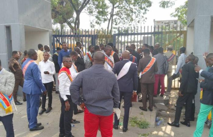 Kinshasa: 4th day of sit-in by municipal councilors at the Prime Minister’s office