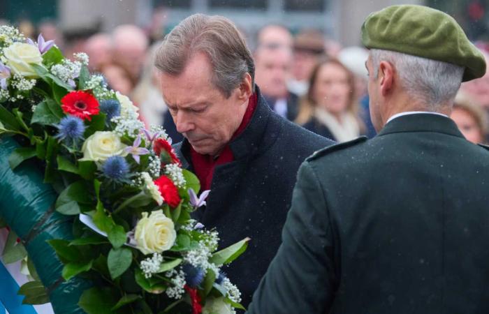 The Belgian royal couple and the grand ducal couple throw nuts in Bastogne for the 80th anniversary of the Battle of the Bulge