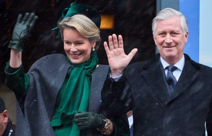 The Belgian royal couple and the grand ducal couple throw nuts in Bastogne for the 80th anniversary of the Battle of the Bulge