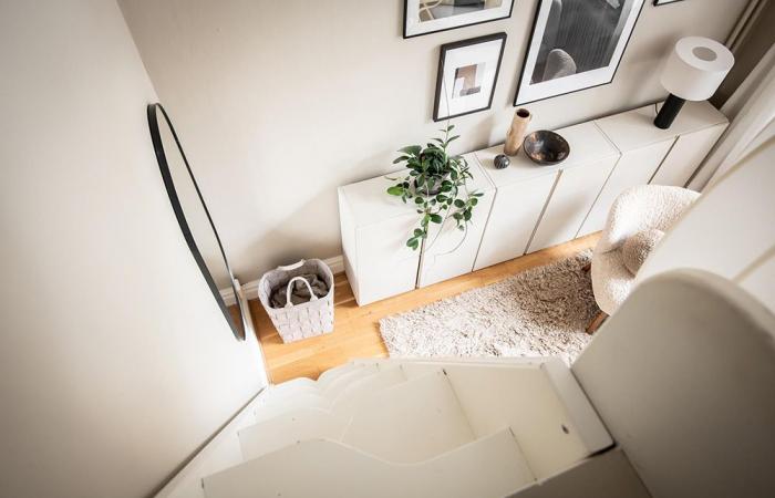 A small 33m2 apartment with mezzanine in beige tones