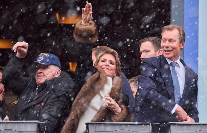 The Belgian royal couple and the grand ducal couple throw nuts in Bastogne for the 80th anniversary of the Battle of the Bulge