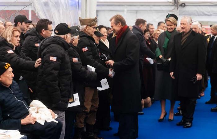 The Belgian royal couple and the grand ducal couple throw nuts in Bastogne for the 80th anniversary of the Battle of the Bulge