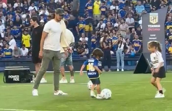 Edinson Cavani and the tender moment playing with his children in La Bombonera after not being able to be in Boca Junior vs Independiente