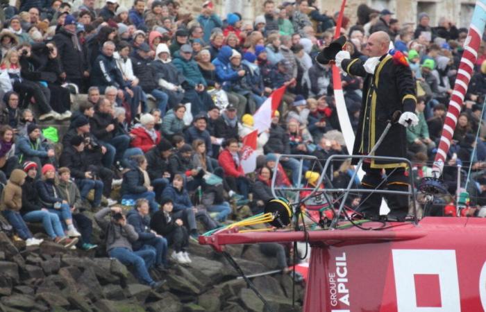 While repairing his Imoca, a Vendée Globe skipper ejected by a wave and injured