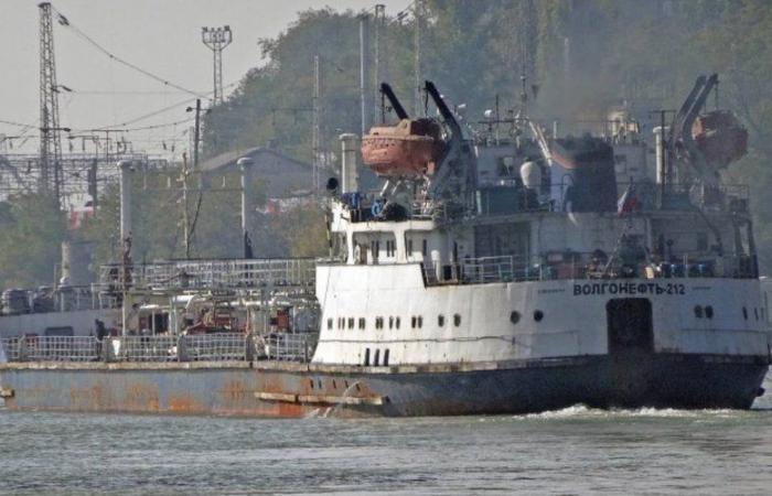 One dead and liters of oil spilled: impressive images of the sinking of two oil tankers off the coast of Crimea