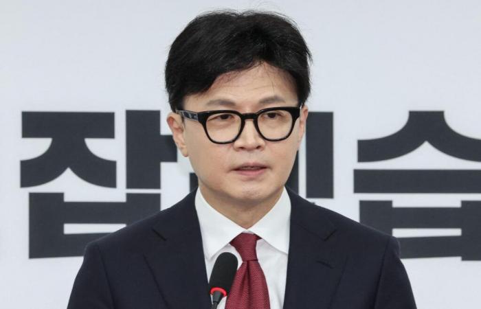 In South Korea, the leader of the ruling party announces his resignation after the suspension of the president