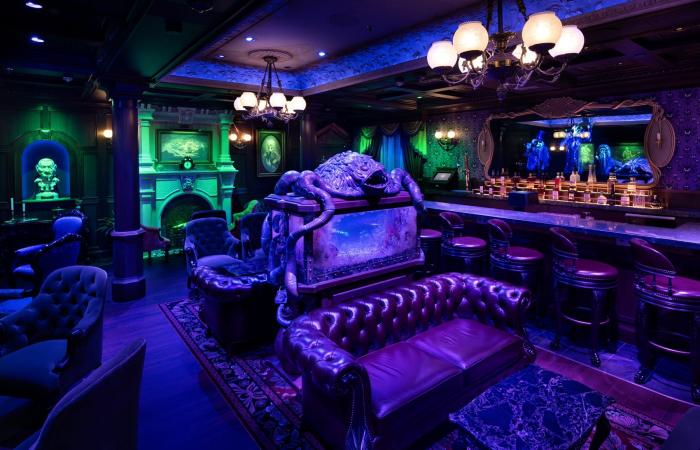 VIDEO: Full Tour of NEW Haunted Mansion Parlor on Disney Treasure Cruise Ship