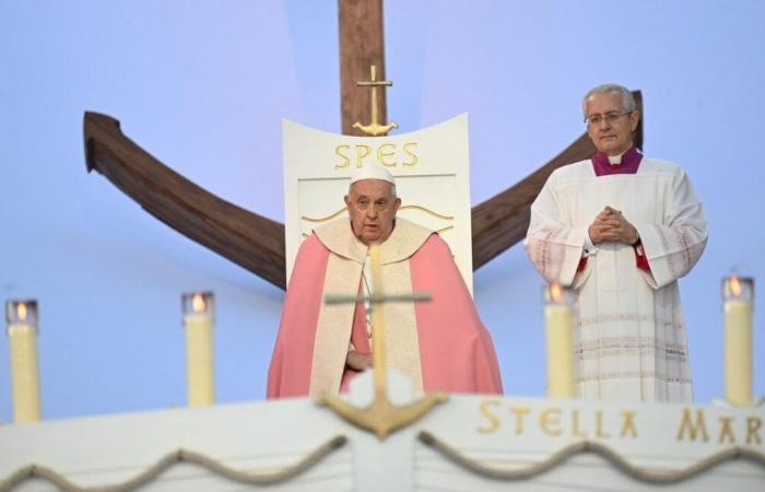 Blessed baby, Patrick Fiori, and popemobile… The best moments of Pope Francis' visit to Corsica