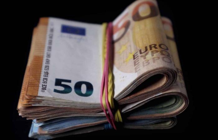 The euro continues its decline against the dinar on the black market