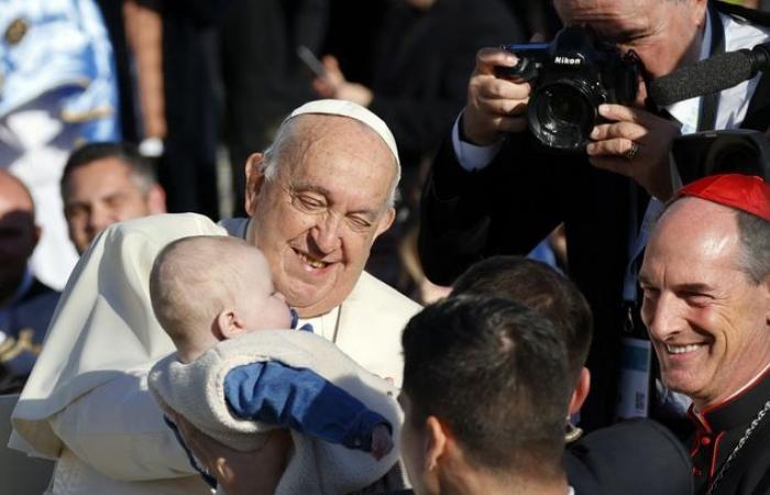 Blessed baby, Patrick Fiori, and popemobile… The best moments of Pope Francis' visit to Corsica