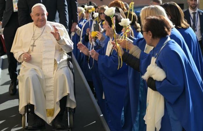 Blessed baby, Patrick Fiori, and popemobile… The best moments of Pope Francis' visit to Corsica