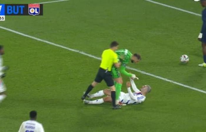 big disagreement between Donnarumma and Mikautadze after the Lyon goal