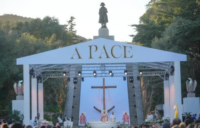 In Ajaccio, Pope Francis happy with a day spent outdoors in the middle of the Corsicans