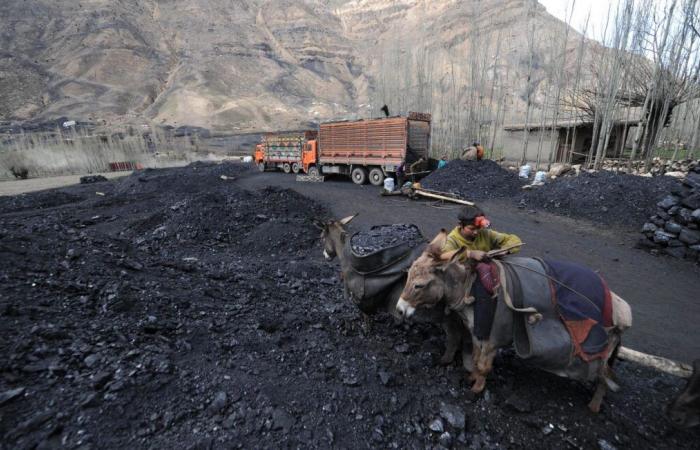 Coal mine collapses, 32 men trapped