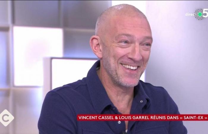 C à Vous: Vincent Cassel tries to slip away before the end, Anne-Elisabeth Lemoine holds him back