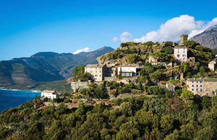 his pretty house in Corsica facing the sea where the singer feels he exists, “It’s beautiful, it’s magical”