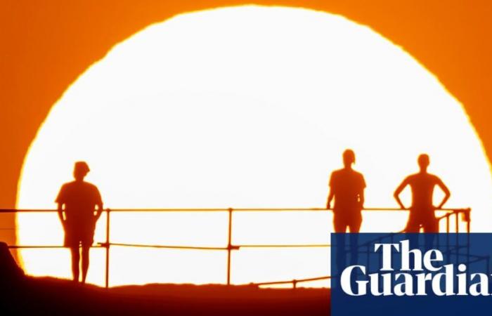 Temperatures soar with heatwave to hit Melbourne and western Sydney as fire bans declared | Australia weather