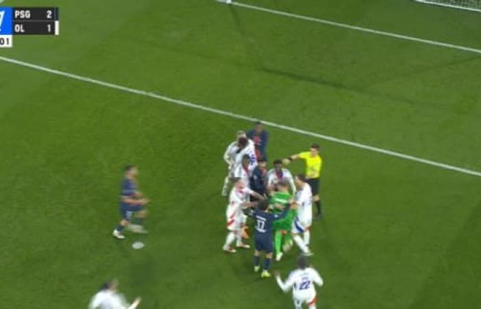 big disagreement between Donnarumma and Mikautadze after the Lyon goal