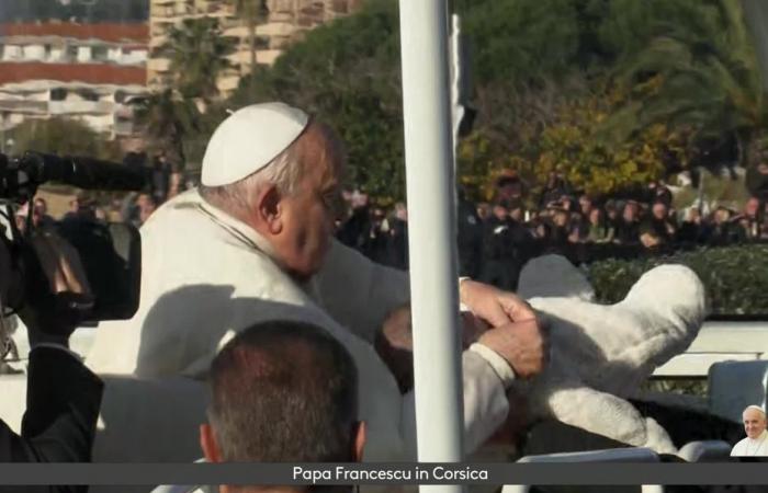 “We had not planned anything, he was sleeping, a gentleman saw him and took him”, Pope Francis blesses a first baby during his stroll in Ajaccio