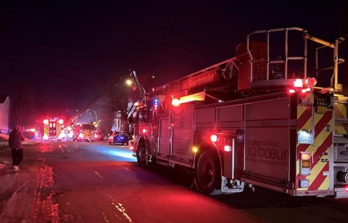 A fire breaks out in an apartment building on rue de Candiac in Sherbrooke