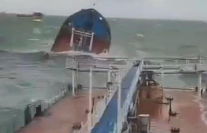 risk of oil spill after the sinking of two Russian tankers in annexed Crimea