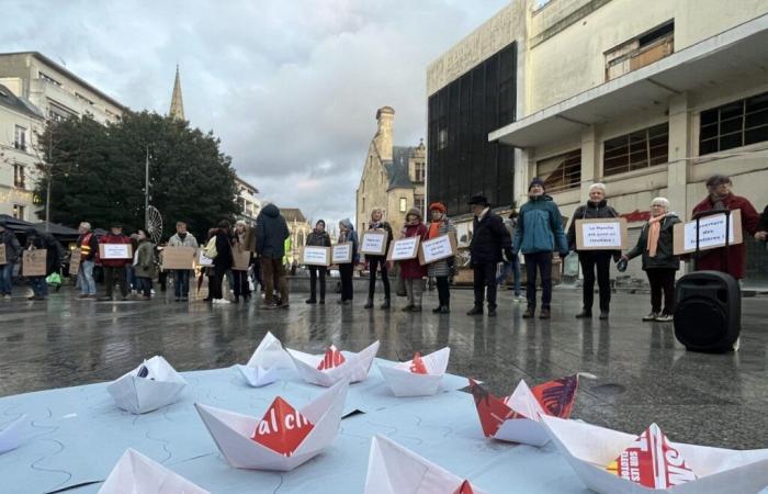 a human chain in support of migrants in Caen