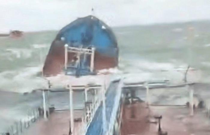 Two Russian tankers in danger during a storm, at least one dead