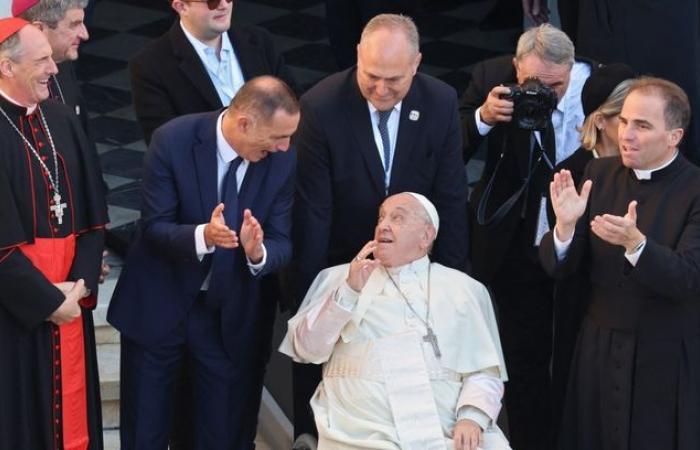 Blessed baby, Patrick Fiori, and popemobile… The best moments of Pope Francis' visit to Corsica