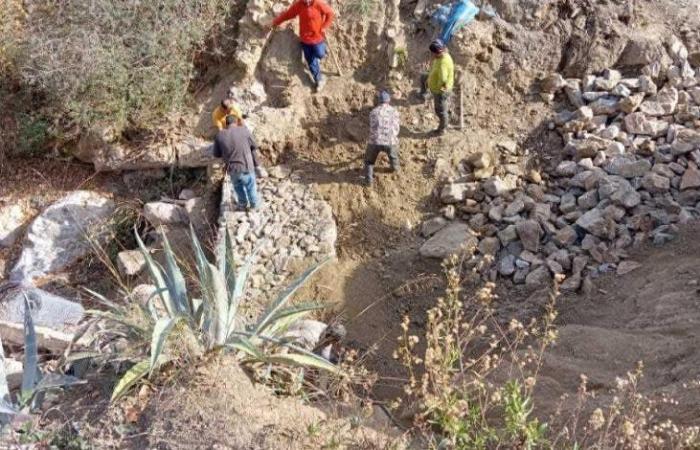 Taza.. The inhabitants of Douware volunteer to repair a section of road in the absence of elected officials