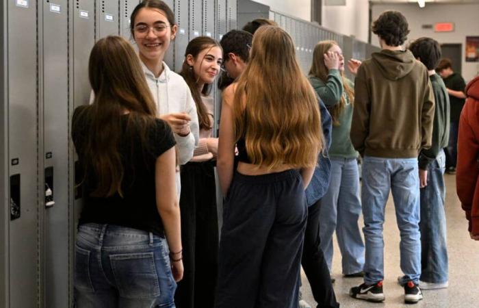 Deprived of their cell phones at all times at school: some teenagers protest, others applaud