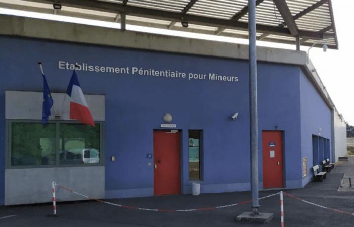 An inmate suspected of attempted murder of a police officer escapes from the juvenile prison near Nantes