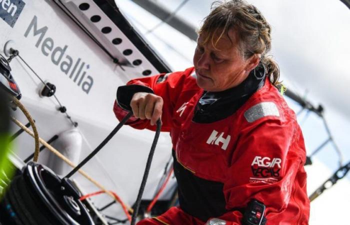 Vendée Globe. In tears, Pip Hare dismasts in the south of Australia and lets Romain Attanasio slip away