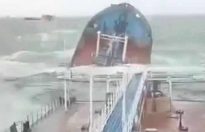 Oil tanker crashes near Crimea – Moscow is struggling with the consequences