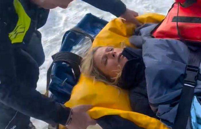 Karin Viard taken away on a stretcher after a ski accident