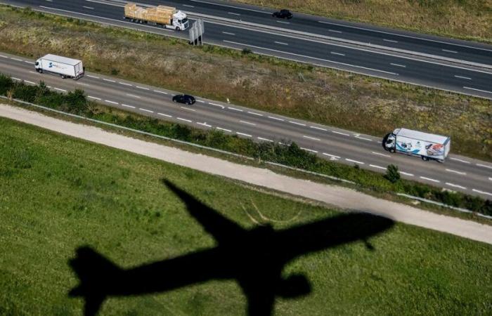 A strike by air traffic controllers leads to flight cancellations at several airports this Tuesday, December 17