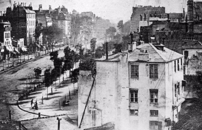 What is the oldest photo of Paris?