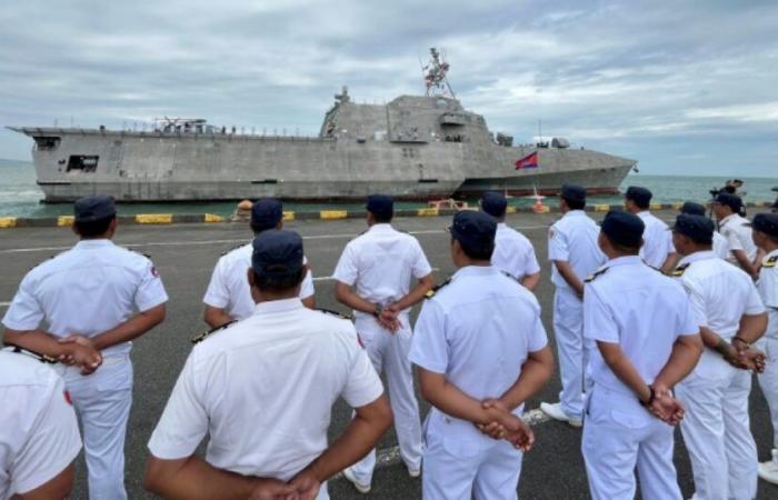 An American warship docks in Cambodia, near a base renovated by Beijing: News