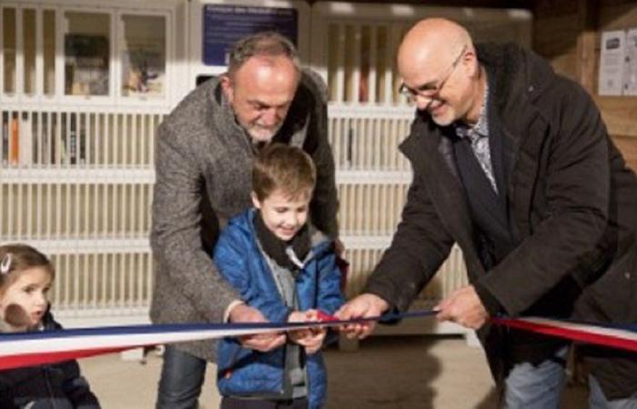 A new kiosk serving readers