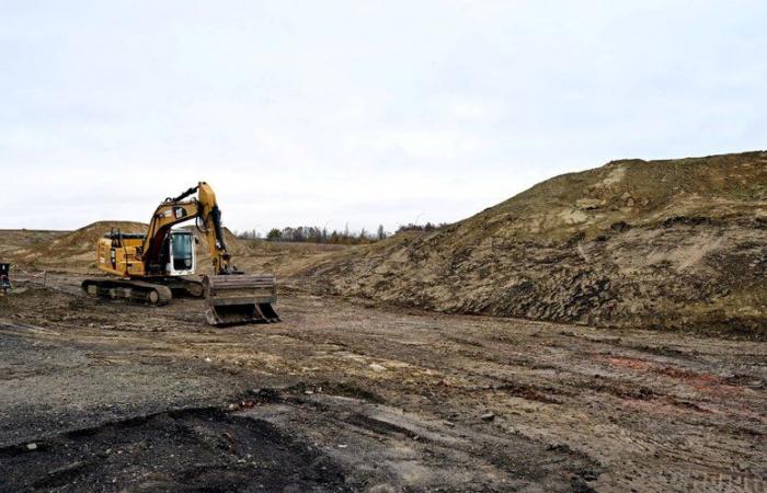 What monumental project of the Metropolis is hidden behind the earth mounds of Avenue d'Atlanta, in Toulouse