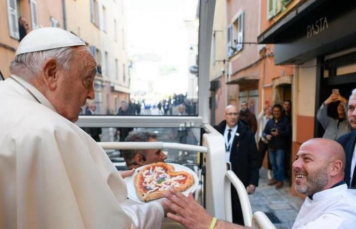 VIDEO. When Pope Francis blessed a pizza in Ajaccio