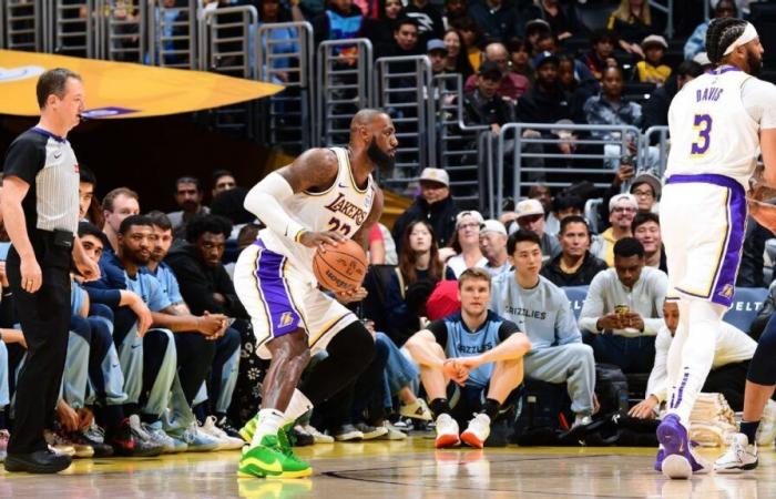 LeBron James returns as Lakers win with new starting lineup