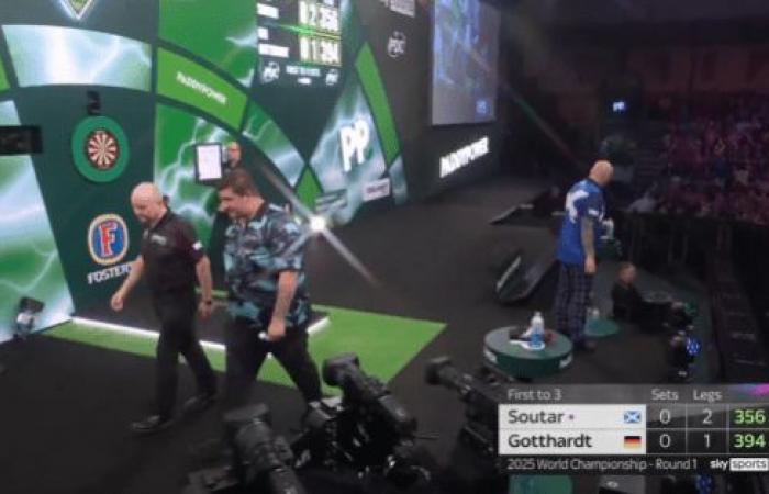 PDC World Championship forced to stop in middle of match for bizarre reason