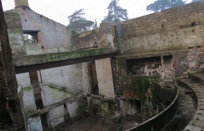 This old cinema in Loire-Atlantique with Italian architecture is still waiting for its roof