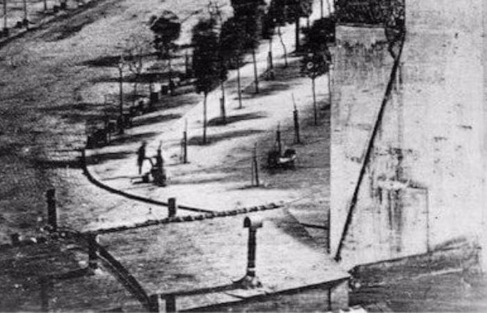 What is the oldest photo of Paris?