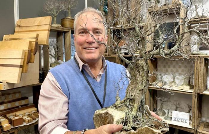 The ultra-realistic oxidized metal bonsai of this former restorer of medieval houses confuse visitors to the Arts and Crafts Fair